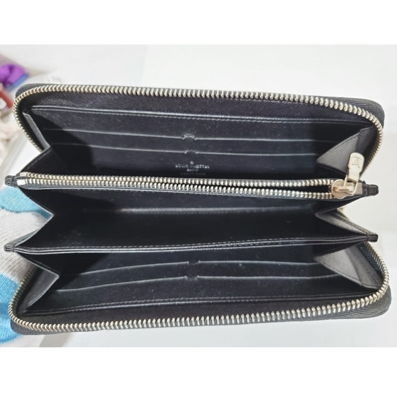 Louis Vuitton Epi Black Zippy Wallet - Picture 9 of 11